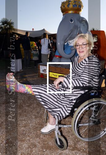Hilversum 4 oktober 2024
Feestje Nicole des Bouvrie op de sterfdag van haar vader Jan des Bouvrie . Viola Holt in rolstoel met gebroken been