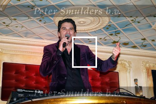 Amsterdam 19 oktober 2024
Presentatie van de nieuwe proffesionele muziek oortjes van Breggz in het pand waar voormalig Yab Yum zat . Xander de Buisonje is de founder van Breggz . Ze zijn in de USA uitgeroepen totm het beste produkt . Xander was er samen met zijn vrouw Sophie . Zoon Sem v Dijk en beste vriend draaiden er . Ook Erland Galjaard en Ronald Molendijk draaiden en set . Wendy v Dijk was ook aanwezig om naar haar mannen te kijken/luisteren.