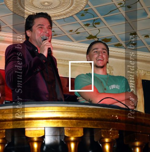 Amsterdam 19 oktober 2024
Presentatie van de nieuwe proffesionele muziek oortjes van Breggz in het pand waar voormalig Yab Yum zat . Xander de Buisonje is de founder van Breggz . Ze zijn in de USA uitgeroepen totm het beste produkt . Xander was er samen met zijn vrouw Sophie . Zoon Sem v Dijk en beste vriend draaiden er . Ook Erland Galjaard en Ronald Molendijk draaiden en set . Wendy v Dijk was ook aanwezig om naar haar mannen te kijken/luisteren.