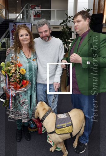Apeldoorn 25 april 2025
Belinda Meuldijk krijgt lintje en wordt RIDDER in de orde van Oranje Nassau bij Orpheus . Ze kwam samen met haar zoon Yoshi en hun hond Noah.  Belinda Meuldijk Thierry Duval en Yoshi