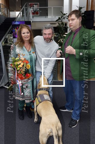 Apeldoorn 25 april 2025
Belinda Meuldijk krijgt lintje en wordt RIDDER in de orde van Oranje Nassau bij Orpheus . Ze kwam samen met haar zoon Yoshi en hun hond Noah.  Belinda Meuldijk Thierry Duval en Yoshi