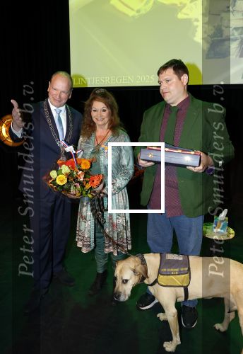 Apeldoorn 25 april 2025
Belinda Meuldijk krijgt lintje en wordt RIDDER in de orde van Oranje Nassau bij Orpheus . Ze kwam samen met haar zoon Yoshi en hun hond Noah. Ton Heerts Burgemeester Apeldoorn