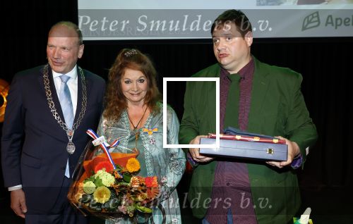 Apeldoorn 25 april 2025
Belinda Meuldijk krijgt lintje en wordt RIDDER in de orde van Oranje Nassau bij Orpheus . Ze kwam samen met haar zoon Yoshi en hun hond Noah. Ton Heerts Burgemeester Apeldoorn