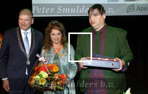 Apeldoorn 25 april 2025
Belinda Meuldijk krijgt lintje en wordt RIDDER in de orde van Oranje Nassau bij Orpheus . Ze kwam samen met haar zoon Yoshi en hun hond Noah. Ton Heerts Burgemeester Apeldoorn