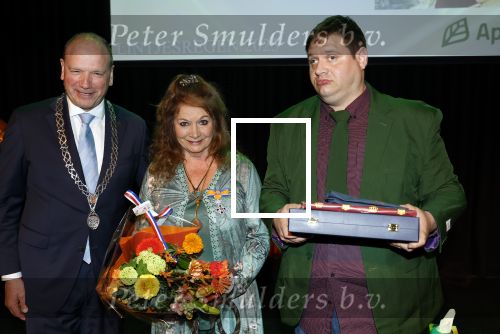 Apeldoorn 25 april 2025
Belinda Meuldijk krijgt lintje en wordt RIDDER in de orde van Oranje Nassau bij Orpheus . Ze kwam samen met haar zoon Yoshi en hun hond Noah. Ton Heerts Burgemeester Apeldoorn