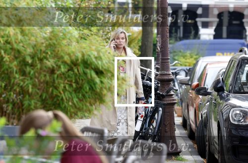 Amsterdam 2 oktober 2025
Bridget Maasland en haar zoon Mees op straat . Net daarvoor is er iemand met een auto tegen haar minicooper aangereden en er vandoor gegaan. Ze heeft heel veel schade.