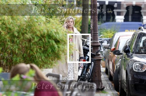 Amsterdam 2 oktober 2025
Bridget Maasland en haar zoon Mees op straat . Net daarvoor is er iemand met een auto tegen haar minicooper aangereden en er vandoor gegaan. Ze heeft heel veel schade.