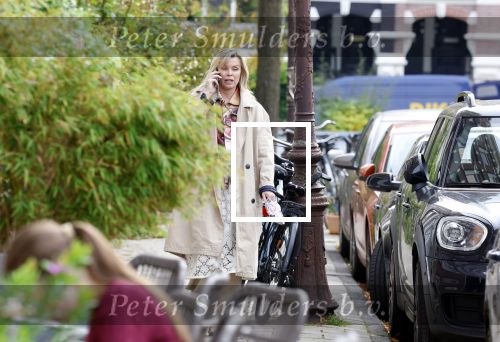 Amsterdam 2 oktober 2025
Bridget Maasland en haar zoon Mees op straat . Net daarvoor is er iemand met een auto tegen haar minicooper aangereden en er vandoor gegaan. Ze heeft heel veel schade.