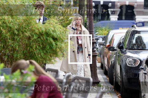 Amsterdam 2 oktober 2025
Bridget Maasland en haar zoon Mees op straat . Net daarvoor is er iemand met een auto tegen haar minicooper aangereden en er vandoor gegaan. Ze heeft heel veel schade.