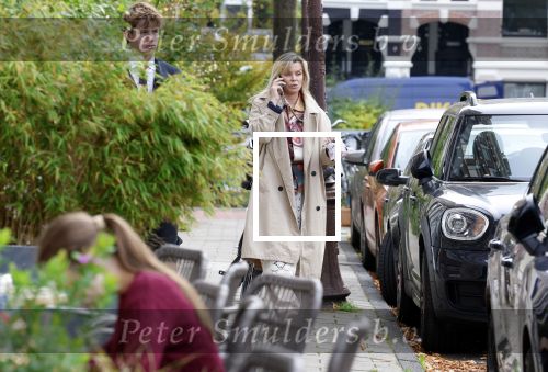 Amsterdam 2 oktober 2025
Bridget Maasland en haar zoon Mees op straat . Net daarvoor is er iemand met een auto tegen haar minicooper aangereden en er vandoor gegaan. Ze heeft heel veel schade.