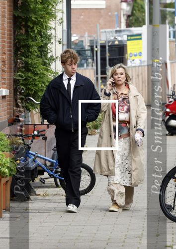 Amsterdam 2 oktober 2025
Bridget Maasland en haar zoon Mees op straat . Net daarvoor is er iemand met een auto tegen haar minicooper aangereden en er vandoor gegaan. Ze heeft heel veel schade.