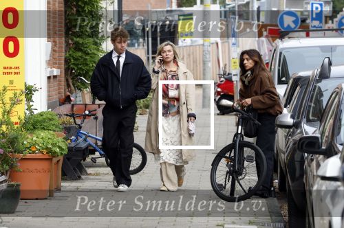 Amsterdam 2 oktober 2025
Bridget Maasland en haar zoon Mees op straat . Net daarvoor is er iemand met een auto tegen haar minicooper aangereden en er vandoor gegaan. Ze heeft heel veel schade.