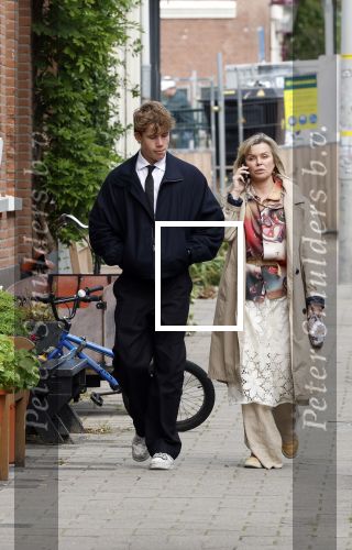 Amsterdam 2 oktober 2025
Bridget Maasland en haar zoon Mees op straat . Net daarvoor is er iemand met een auto tegen haar minicooper aangereden en er vandoor gegaan. Ze heeft heel veel schade.