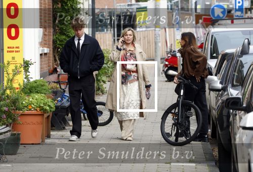Amsterdam 2 oktober 2025
Bridget Maasland en haar zoon Mees op straat . Net daarvoor is er iemand met een auto tegen haar minicooper aangereden en er vandoor gegaan. Ze heeft heel veel schade.