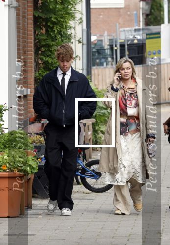 Amsterdam 2 oktober 2025
Bridget Maasland en haar zoon Mees op straat . Net daarvoor is er iemand met een auto tegen haar minicooper aangereden en er vandoor gegaan. Ze heeft heel veel schade.