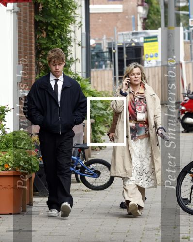 Amsterdam 2 oktober 2025
Bridget Maasland en haar zoon Mees op straat . Net daarvoor is er iemand met een auto tegen haar minicooper aangereden en er vandoor gegaan. Ze heeft heel veel schade.