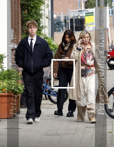 Amsterdam 2 oktober 2025
Bridget Maasland en haar zoon Mees op straat . Net daarvoor is er iemand met een auto tegen haar minicooper aangereden en er vandoor gegaan. Ze heeft heel veel schade.