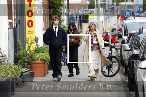Amsterdam 2 oktober 2025
Bridget Maasland en haar zoon Mees op straat . Net daarvoor is er iemand met een auto tegen haar minicooper aangereden en er vandoor gegaan. Ze heeft heel veel schade.