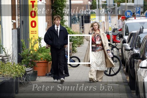Amsterdam 2 oktober 2025
Bridget Maasland en haar zoon Mees op straat . Net daarvoor is er iemand met een auto tegen haar minicooper aangereden en er vandoor gegaan. Ze heeft heel veel schade.