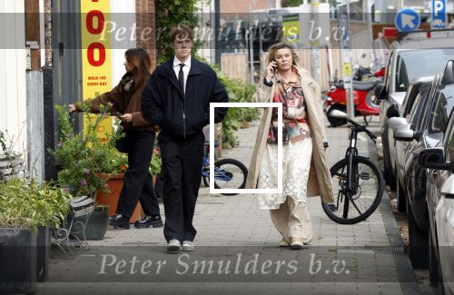Amsterdam 2 oktober 2025
Bridget Maasland en haar zoon Mees op straat . Net daarvoor is er iemand met een auto tegen haar minicooper aangereden en er vandoor gegaan. Ze heeft heel veel schade.