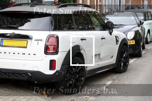 Amsterdam 2 oktober 2025
Bridget Maasland en haar zoon Mees op straat . Net daarvoor is er iemand met een auto tegen haar minicooper aangereden en er vandoor gegaan. Ze heeft heel veel schade.