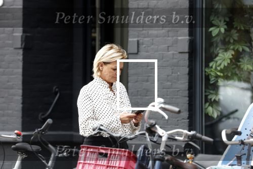 Amsterdam 2 oktober 2025
Leco v Zadelhoff dochter Robbie Sintenie  Estelle Cruijff en Caroline Tensen op terras in Amsterdam zuid.