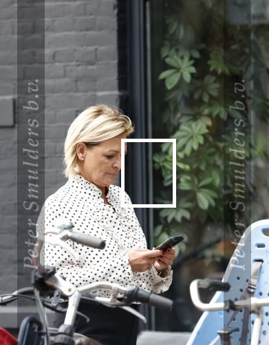 Amsterdam 2 oktober 2025
Leco v Zadelhoff dochter Robbie Sintenie  Estelle Cruijff en Caroline Tensen op terras in Amsterdam zuid.