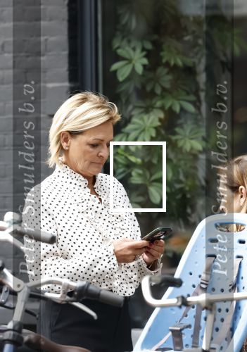 Amsterdam 2 oktober 2025
Leco v Zadelhoff dochter Robbie Sintenie  Estelle Cruijff en Caroline Tensen op terras in Amsterdam zuid.