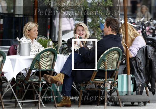 Amsterdam 2 oktober 2025
Leco v Zadelhoff dochter Robbie Sintenie  Estelle Cruijff en Caroline Tensen op terras in Amsterdam zuid.