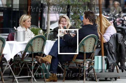Amsterdam 2 oktober 2025
Leco v Zadelhoff dochter Robbie Sintenie  Estelle Cruijff en Caroline Tensen op terras in Amsterdam zuid.