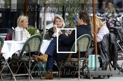 Amsterdam 2 oktober 2025
Leco v Zadelhoff dochter Robbie Sintenie  Estelle Cruijff en Caroline Tensen op terras in Amsterdam zuid.