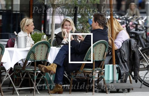 Amsterdam 2 oktober 2025
Leco v Zadelhoff dochter Robbie Sintenie  Estelle Cruijff en Caroline Tensen op terras in Amsterdam zuid.