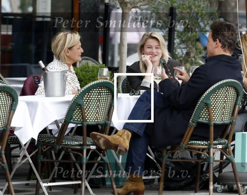 Amsterdam 2 oktober 2025
Leco v Zadelhoff dochter Robbie Sintenie  Estelle Cruijff en Caroline Tensen op terras in Amsterdam zuid.