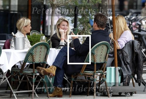 Amsterdam 2 oktober 2025
Leco v Zadelhoff dochter Robbie Sintenie  Estelle Cruijff en Caroline Tensen op terras in Amsterdam zuid.