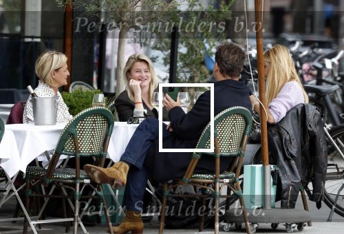 Amsterdam 2 oktober 2025
Leco v Zadelhoff dochter Robbie Sintenie  Estelle Cruijff en Caroline Tensen op terras in Amsterdam zuid.