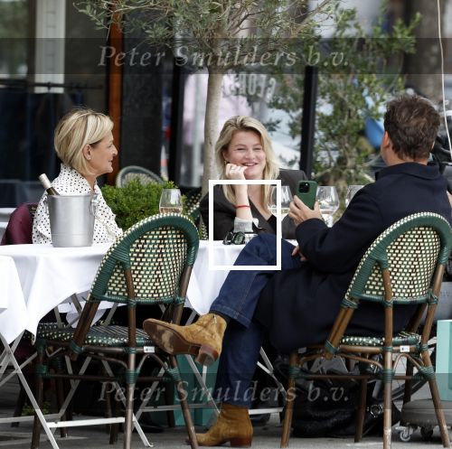 Amsterdam 2 oktober 2025
Leco v Zadelhoff dochter Robbie Sintenie  Estelle Cruijff en Caroline Tensen op terras in Amsterdam zuid.