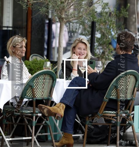 Amsterdam 2 oktober 2025
Leco v Zadelhoff dochter Robbie Sintenie  Estelle Cruijff en Caroline Tensen op terras in Amsterdam zuid.