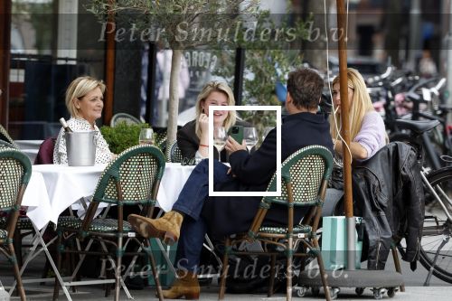 Amsterdam 2 oktober 2025
Leco v Zadelhoff dochter Robbie Sintenie  Estelle Cruijff en Caroline Tensen op terras in Amsterdam zuid.
