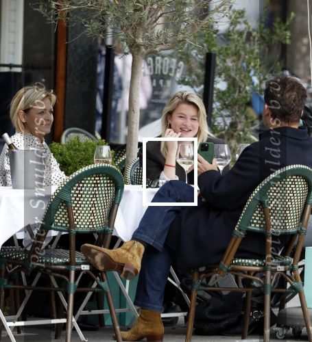 Amsterdam 2 oktober 2025
Leco v Zadelhoff dochter Robbie Sintenie  Estelle Cruijff en Caroline Tensen op terras in Amsterdam zuid.