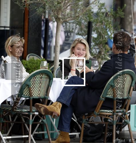 Amsterdam 2 oktober 2025
Leco v Zadelhoff dochter Robbie Sintenie  Estelle Cruijff en Caroline Tensen op terras in Amsterdam zuid.