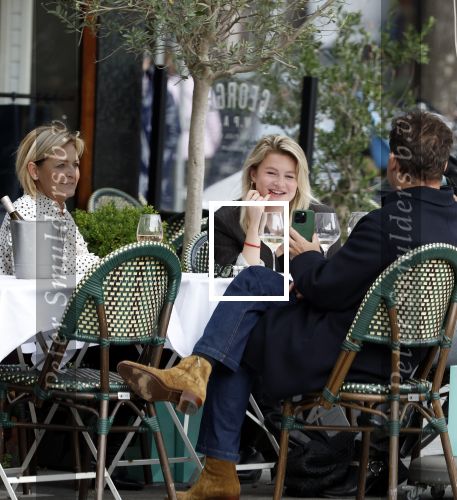 Amsterdam 2 oktober 2025
Leco v Zadelhoff dochter Robbie Sintenie  Estelle Cruijff en Caroline Tensen op terras in Amsterdam zuid.