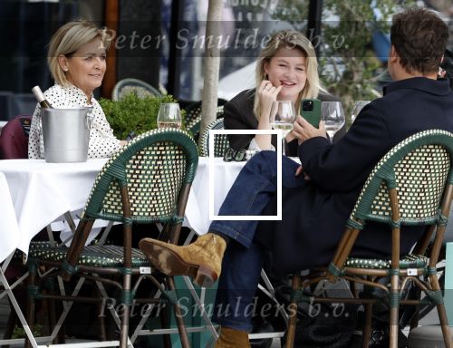 Amsterdam 2 oktober 2025
Leco v Zadelhoff dochter Robbie Sintenie  Estelle Cruijff en Caroline Tensen op terras in Amsterdam zuid.