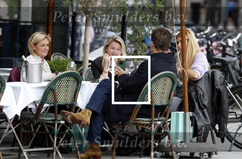 Amsterdam 2 oktober 2025
Leco v Zadelhoff dochter Robbie Sintenie  Estelle Cruijff en Caroline Tensen op terras in Amsterdam zuid.