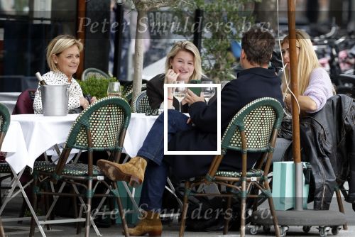 Amsterdam 2 oktober 2025
Leco v Zadelhoff dochter Robbie Sintenie  Estelle Cruijff en Caroline Tensen op terras in Amsterdam zuid.