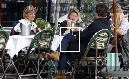Amsterdam 2 oktober 2025
Leco v Zadelhoff dochter Robbie Sintenie  Estelle Cruijff en Caroline Tensen op terras in Amsterdam zuid.