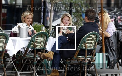 Amsterdam 2 oktober 2025
Leco v Zadelhoff dochter Robbie Sintenie  Estelle Cruijff en Caroline Tensen op terras in Amsterdam zuid.