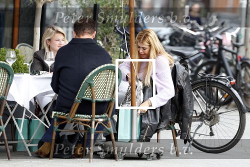 Amsterdam 2 oktober 2025
Leco v Zadelhoff dochter Robbie Sintenie  Estelle Cruijff en Caroline Tensen op terras in Amsterdam zuid.