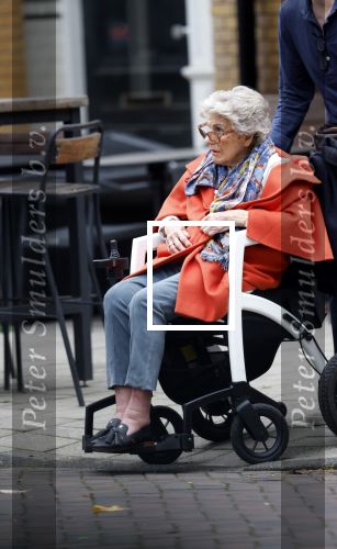 Amsterdam 7 oktober 2025
Hansje Boonstra met een begeleider in Amsterdam waar zij woont in een prachtig beveiligd Appartementen complex.