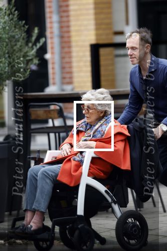 Amsterdam 7 oktober 2025
Hansje Boonstra met een begeleider in Amsterdam waar zij woont in een prachtig beveiligd Appartementen complex.