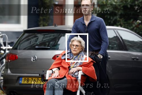 Amsterdam 7 oktober 2025
Hansje Boonstra met een begeleider in Amsterdam waar zij woont in een prachtig beveiligd Appartementen complex.